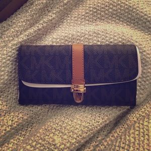 Michael Kors Charlton Flap Wallet