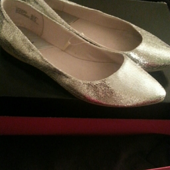 Silver loon toe flats