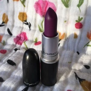 Mac lipstick in "Heroine"