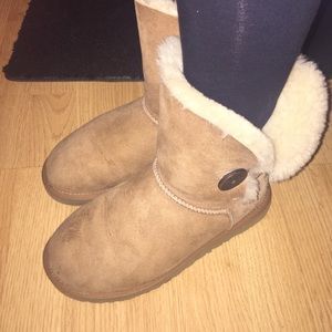 Chestnut Bailey button uggs