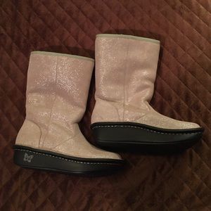Alegria tan sparkle boot