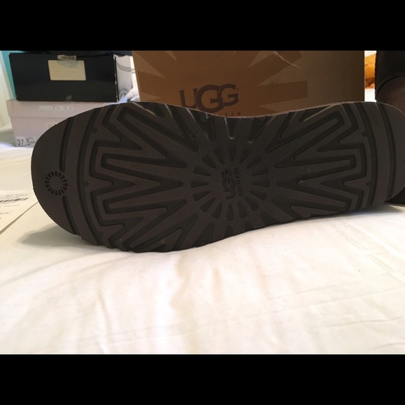 UGG- Classic Short- Brown-size 7. - Picture 2 of 4