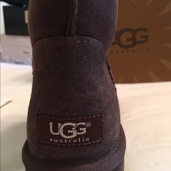UGG- Classic Short- Brown-size 7. - Picture 3 of 4