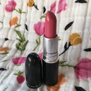 Mac lipstick in "Pink Nouveau"