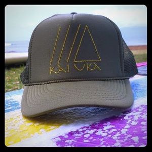 KAI' UKA MAUI w Gold PrintTrucker/Baseball Cap