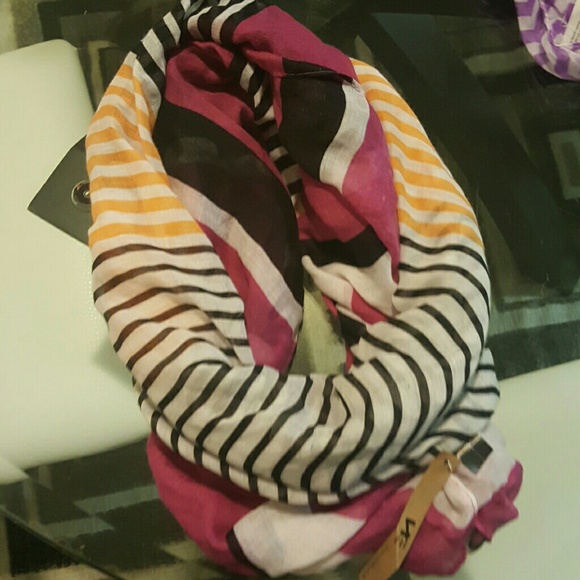 Lot Infiniti scarves - Picture 3 of 4