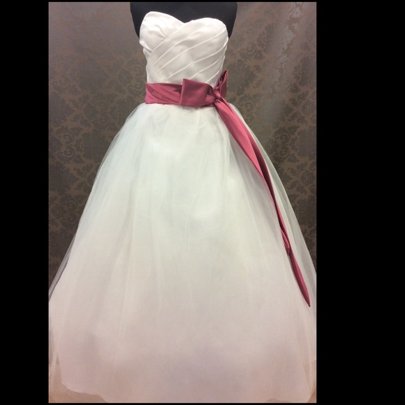 *Price Firm*NWT Budget Wedding Dress - Picture 1 of 4