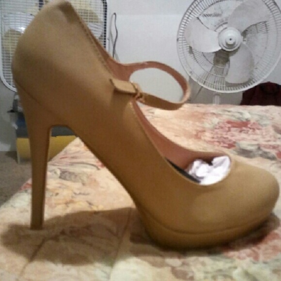 Tan/beige maryjane pumps.
