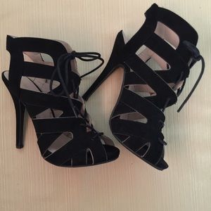 Super cute lace up cage heels.
