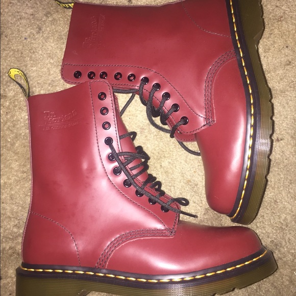 ✨✨BNWOT Cherry red/maroon 1490 Doc Marten's✨✨
