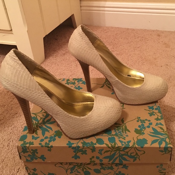Heels - Picture 3 of 3