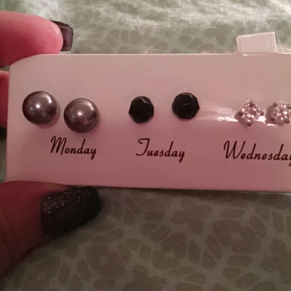 Avon Pierced Earrings Set - Picture 2 of 3