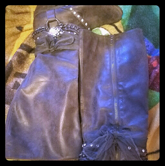 Boots not rated buckle