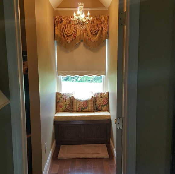 Hello and welcome to my closet! - Picture 3 of 8