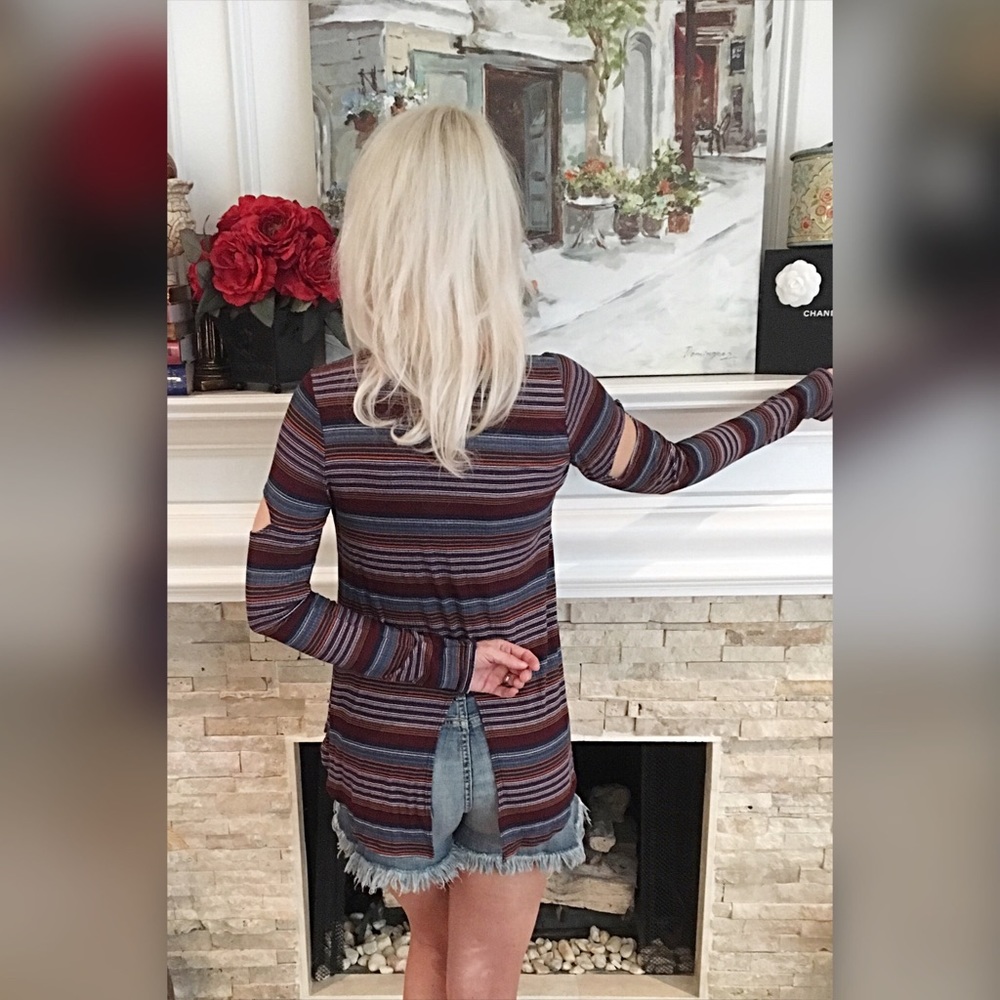 Adorable cut out sleeve hi lo tunic! LAST ONE - Picture 2 of 2