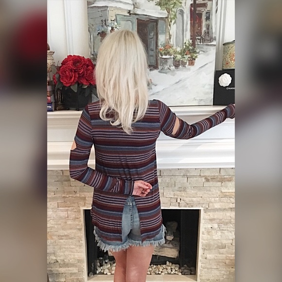 Adorable cut out sleeve hi lo tunic! LAST ONE - Picture 2 of 2