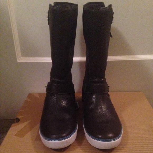 *Sold* New in box black Andra UGG boots - Picture 2 of 4