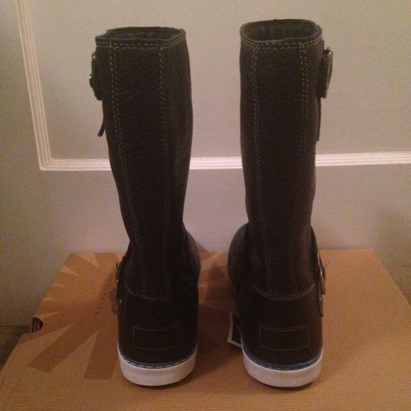*Sold* New in box black Andra UGG boots - Picture 3 of 4