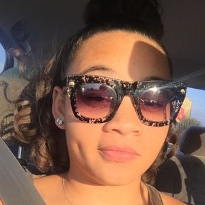 Meet your Posher, Derika