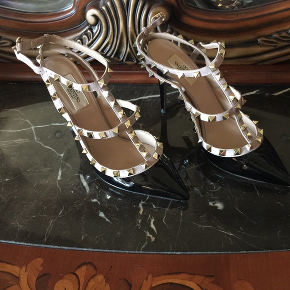Valentino Shoes - Brand new Valentino 'Rockstud' T-Strap Pump Blush