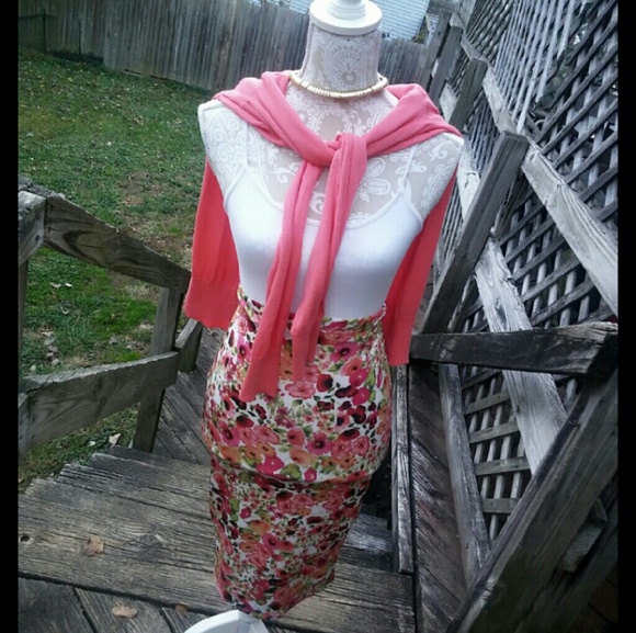 STRETCHY FLORAL PENCIL SKIRT
