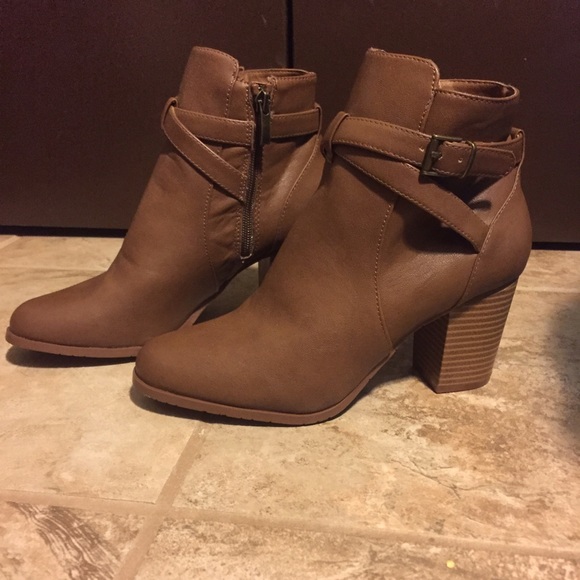 BRAND NEW BROWN LEATHER BOOTIES