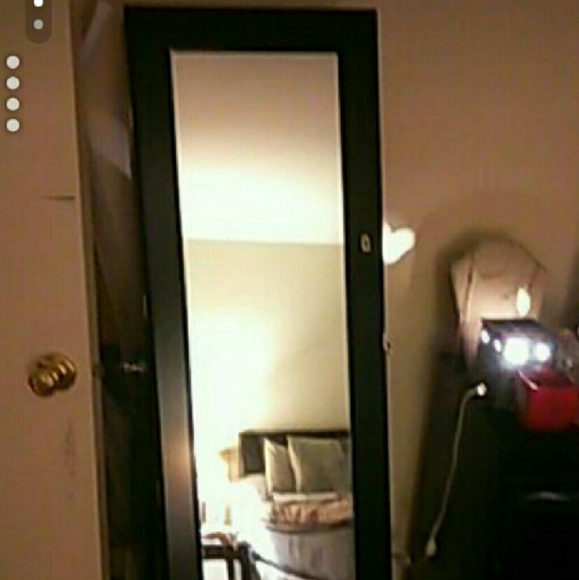 Lockable mirror jewelry armoire