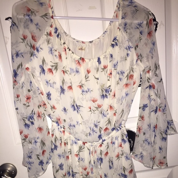White off the shoulder long sleeve romper - Picture 1 of 2