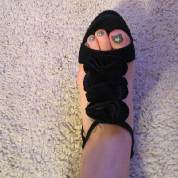 Heels - Picture 3 of 3
