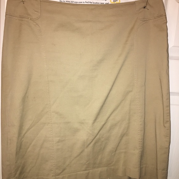 📍Reduced📍Khaki color skirt