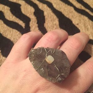 BNWT: wire wrapped amethyst druzy w glass bead