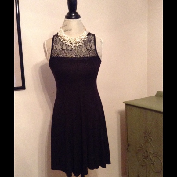 Knit dress with lace collar