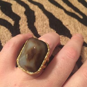 BNWT: smooth rectangular india agate on gold shank