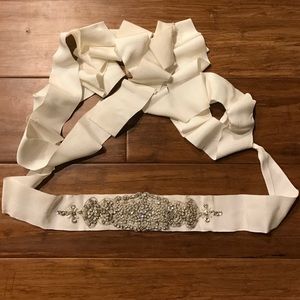 Beautiful vintage-inspired crystal belt.