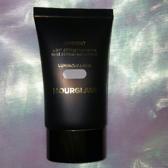 HOURGLASS
Ambient Light Correcting Primer