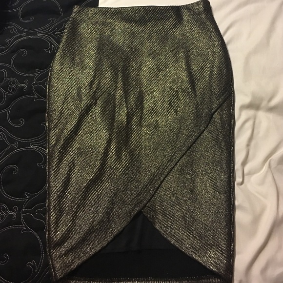 Gold skirt - Picture 1 of 3