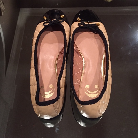 Adorable Tan & Black Faux leather quilted flat - Picture 3 of 4