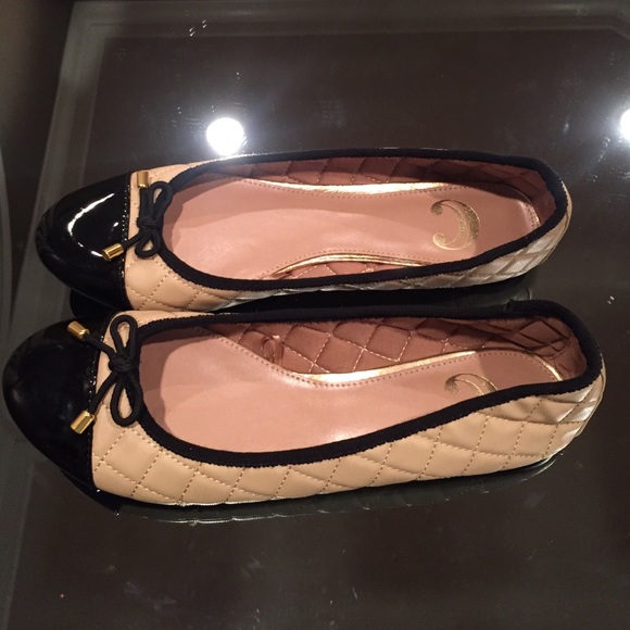 Adorable Tan & Black Faux leather quilted flat - Picture 4 of 4