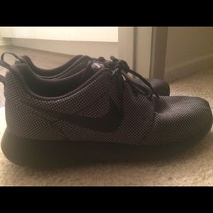 Black / grey Nike Roshe