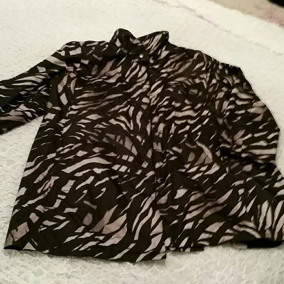 Beautiful black and beige zip-up lightweight coat