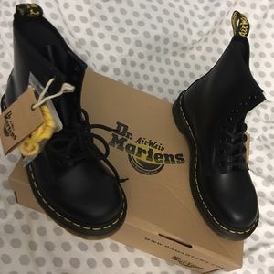 Dr. Martens 1460 8Eye Smooth Black Boot