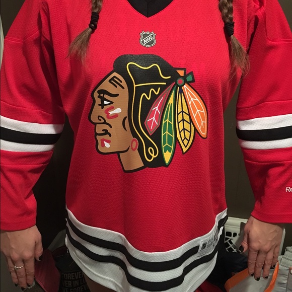 NEW WITH TAGS BLACKHAWKS WOMENS JERSEY