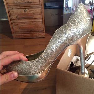 GUESS gold sparkle heels size 6