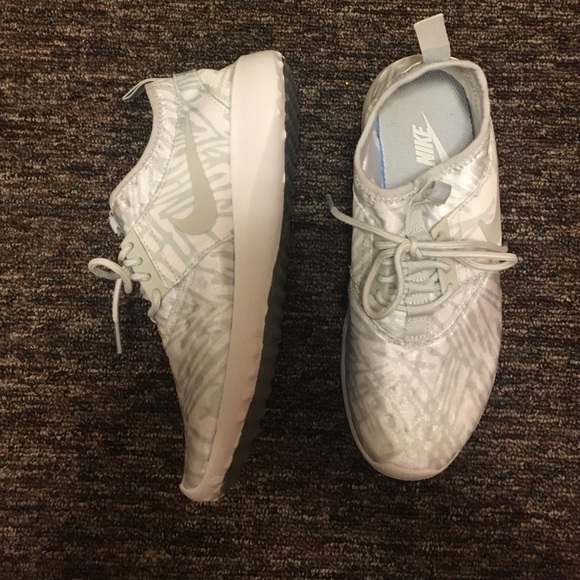 White Nike women's tennis shoes 6.5