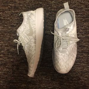 White Nike women's tennis shoes 6.5