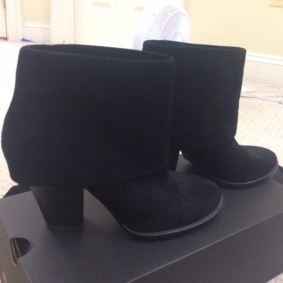 Closing posh soon! Vince Camuto fold over boots