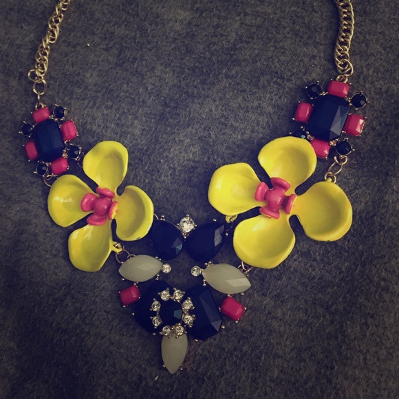 NEW YORK AND COMPANY necklace