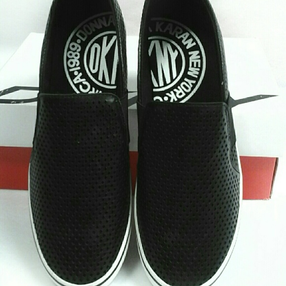 Sold!! DKNY Women's Barrow Fashion Sneaker Slip On - Picture 3 of 4