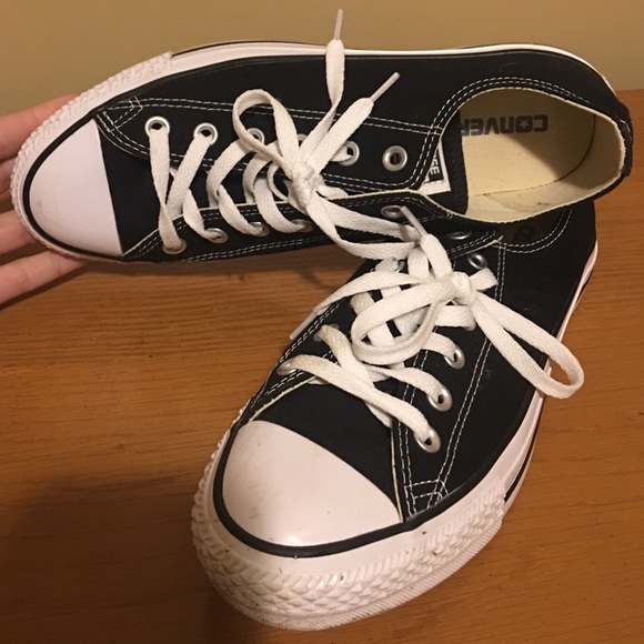 Size 9 Converse tennis shoes.