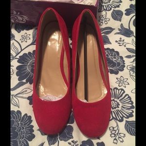 Red velvety wedge heels
